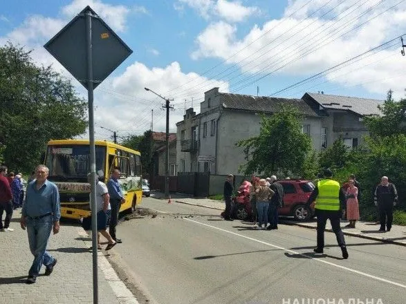 Из-за столкновения легковушки и маршрутки в Ивано-Франковске пострадали 8 человек