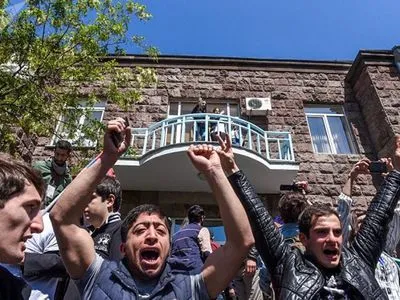 В Єревані прихильники Пашиняна почали блокування судів