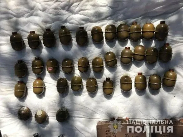 na-luganschini-politseyski-viluchili-arsenal-z-avtomativ-granatometiv-ta-vibukhivki