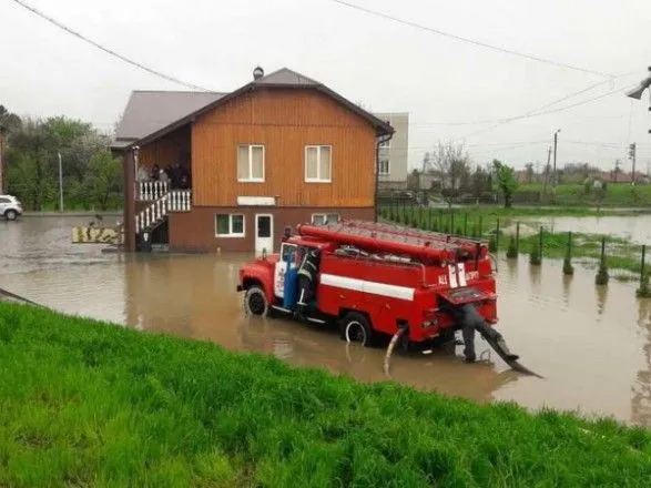 Убытки от стихии на западе Украины уже оценивает 10 комиссий