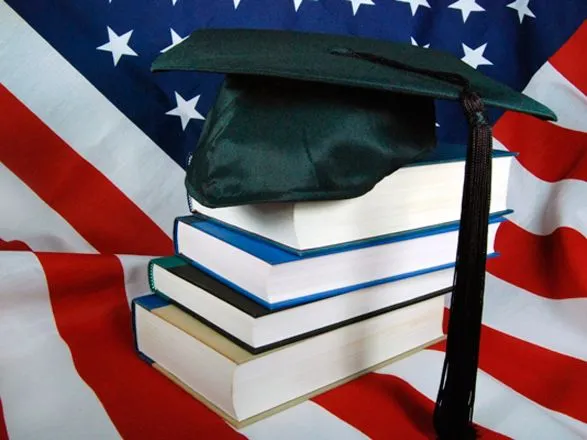 У США мільярдер пообіцяв студентам оплатити їх борги за навчання