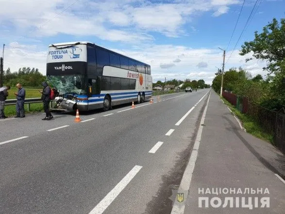 На Львівщині рейсовий автобус влетів у автівку, є постраждалі