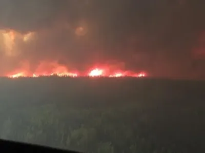 Из-за лесного пожара в Канаде эвакуировали тысячи людей