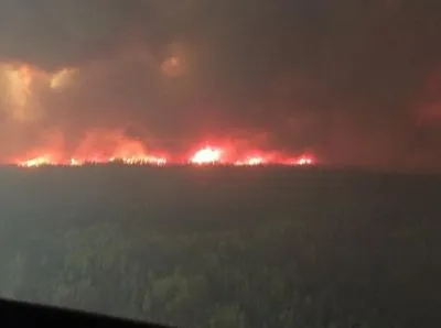 Из-за лесного пожара в Канаде эвакуировали тысячи людей