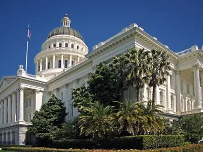 Калифорния считает политическим решение администрации США отозвать грант штату на 1 млрд