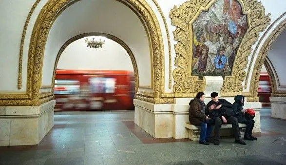 Аварія у московському метро: відразу три поїзди застрягли у тунелі