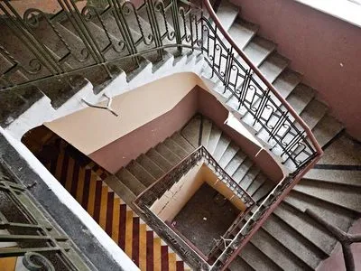 В Кропивницкому мужчина упал с лестницы и умер