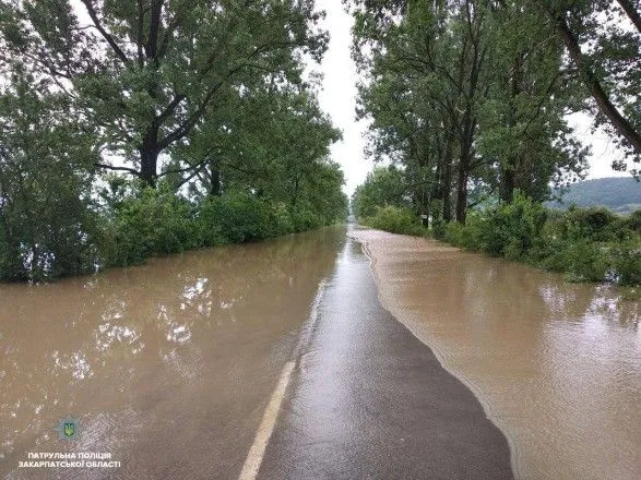 Из-за подтопления на Закарпатье ограничено движение на трех дорогах