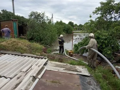 Через дощі затопило двори у трьох містах на Кіровоградщині