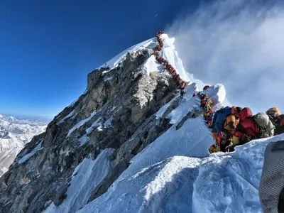 Біля вершини Евересту вишикувалася черга в 300 людей, загинули 2 альпіністи