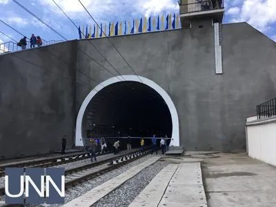 Бескидським тунелем за рік пройшли близько 10 тис. вантажних поїздів