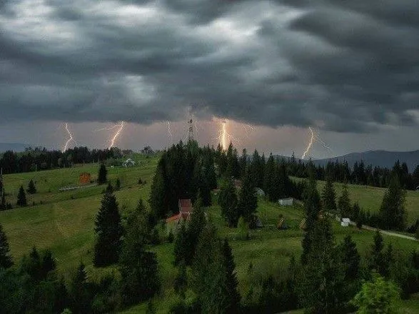 На Прикарпатье объявили штормовое предупреждение