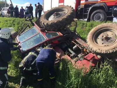 Трактор перевернулся на Волыни, водителя госпитализировали