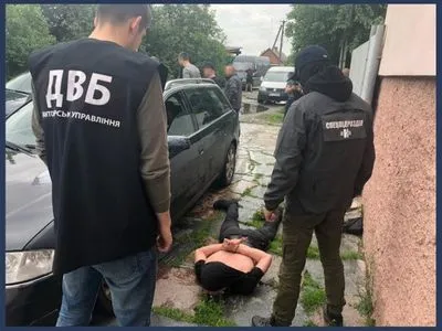 У Житомирській області правоохоронці викрили поліцейського на торгівлі психотропами