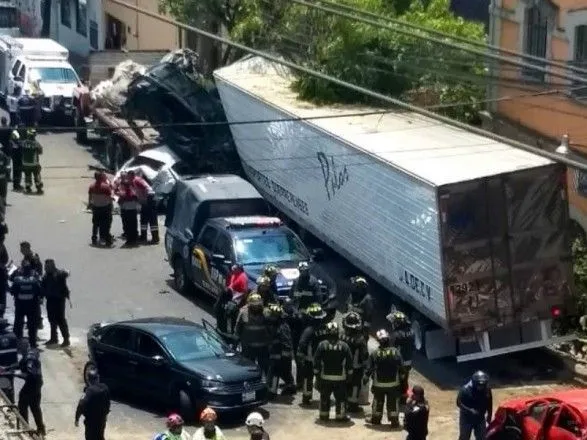 У Мексиці водій трейлера протаранив 15 автомобілів, четверо загиблих