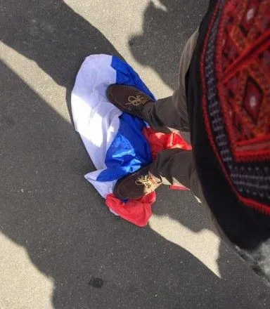 У анексованому Севастополі зривали російські прапори і кидали під колеса