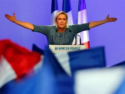 Во Франции правые популисты Ле Пен побеждают партию Макрона на выборах в Европарламент