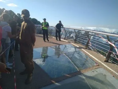 В Киеве ограничили движение по стеклянному мосту из-за повреждения, работает полиция