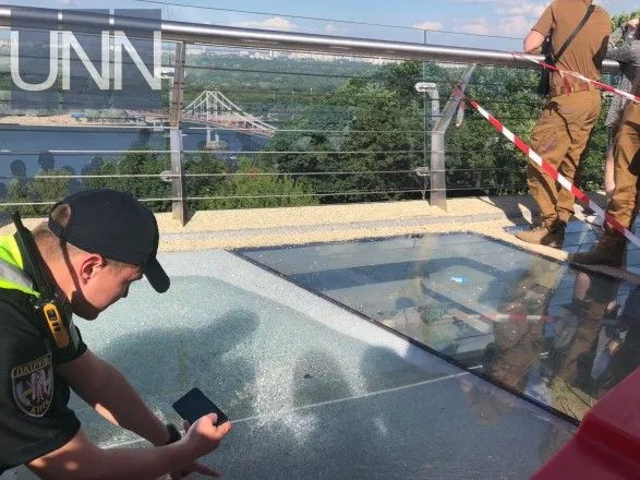 На новом пешеходном мосту в столице треснуло стекло