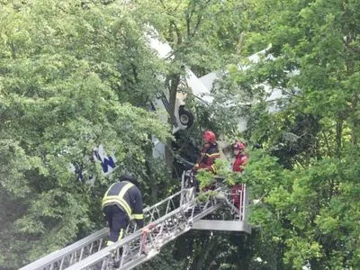 В Германии самолет застрял в кроне деревьев