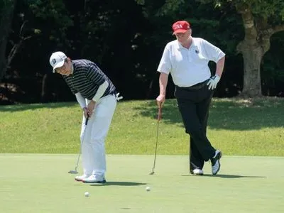 Абэ и Трамп сыграли в гольф