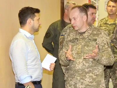 Зеленский провел совещание с силовиками на Донбассе