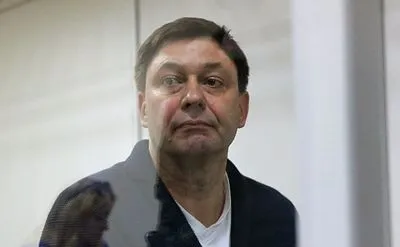 Во время заседания суда Вышинского снова держали в стеклянной кабине - адвокат