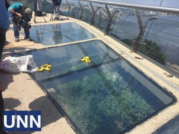 На новом пешеходном мосту Киева треснуло еще одно стекло