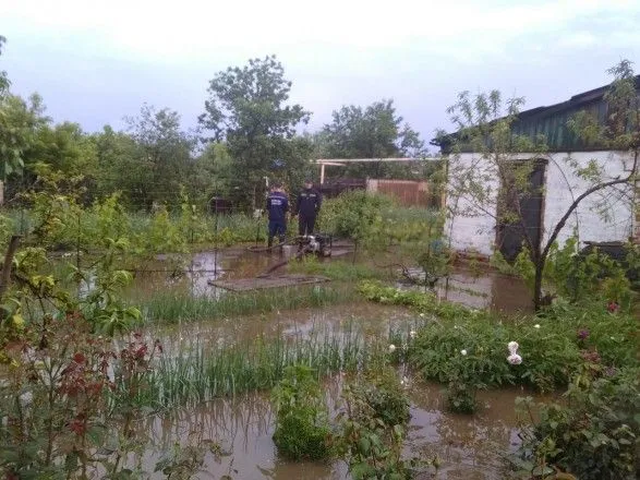 В Донецкой области из-за обильных дождей подтопило десяток улиц