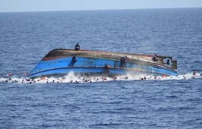 При перекиданні човна у Китаї загинуло 13 осіб