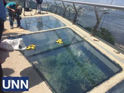 Верхний слой нового пешеходного моста в Киеве могут заменить бронированным стеклом