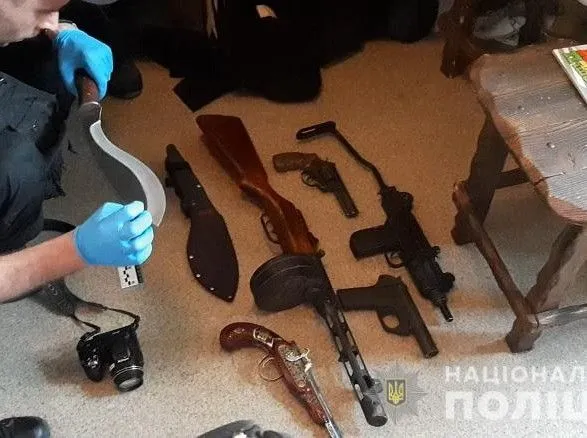 В квартире, из которой выпал ребенок, нашли арсенал оружия