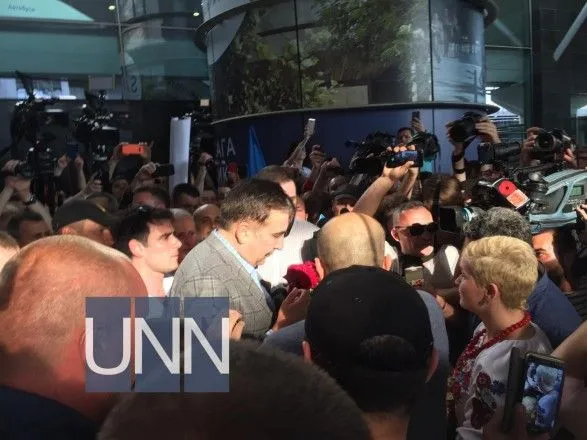 Каравай и давка: Саакашвили решил дать пресс-конференцию на улице