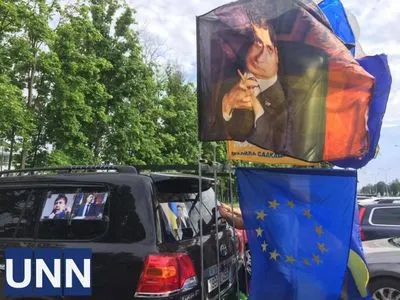 Авто, прапори та портрет Зеленського: як у "Борисполі" зустрічають Саакашвілі