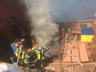 У столиці погасили пожежу в кораблі на Рибальському острові