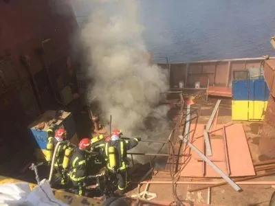 В столице погасили пожар в корабле на Рыбацком острове