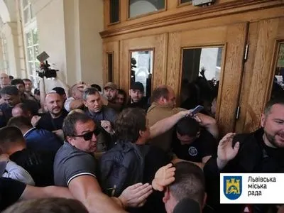 В мэрии Львова выломали двери и устроили драку