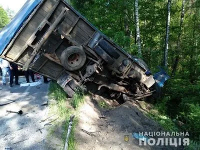 На трасі до кордону Польщі зіткнулися бус і вантажівка, є загиблі