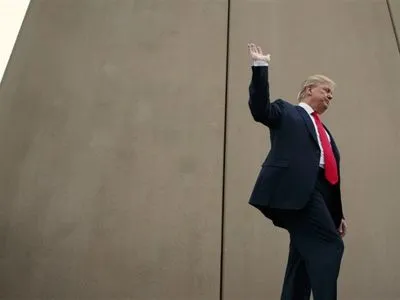 Прихильники Трампа самі будують стіну вздовж кордону з Мексикою