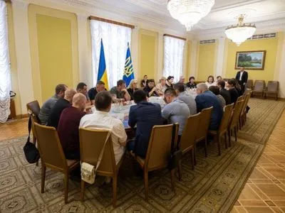 Президент зустрівся з родинами полонених українців