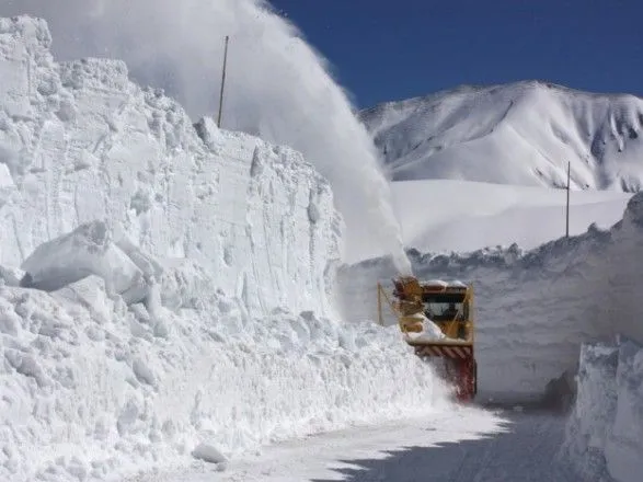 П'ятиметровий шар снігу накрив гірську трасу в Румунії