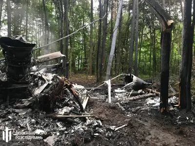 ГСЧС: после падения в Ровенской области военный вертолет Ми-8 загорелся
