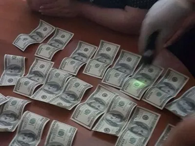 Сільський голова на Одещині погоріла на хабарі у 10 тис. доларів