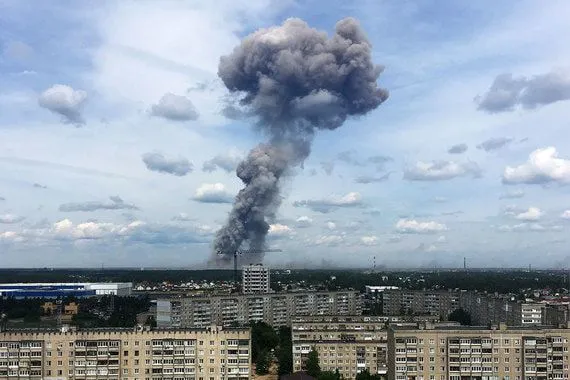 Количество жертв взрывов на заводе в Росси возросло до 42, в городе введен режим ЧС