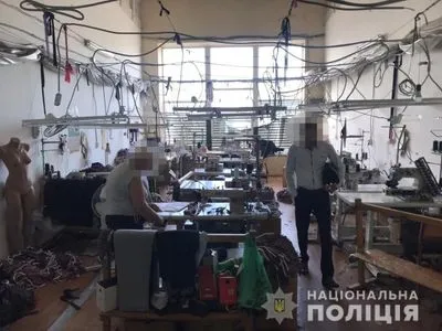 Десять мигрантов шили поддельную под известные бренды одежду в Одесской области