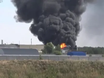 На заводе в России прогремели два взрыва, начался пожар