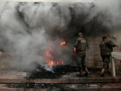 В Гондурасе протестующие подожгли здание посольства США