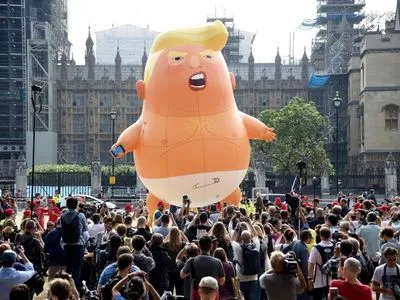 Трамп у Британії: понад 250 тисяч протестувальників та проекція "Трампа-малюка" на скелі