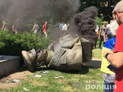 В РФ призвали Зеленского наказать активистов за снос памятника Жукова в Харькове