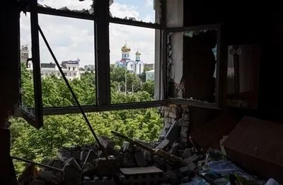 Оккупанты в который раз обстреляли дома мирных жителей на Донбассе